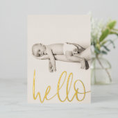 Modernes Text Hello Foto Kinderankündigung Folieneinladung (Stehend vorne)