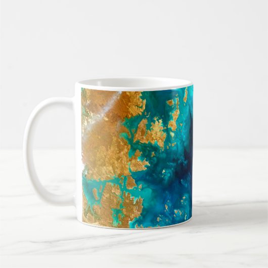Modernes Tiefenblau und Gold Earth Abstrakt Kaffeetasse (Links)