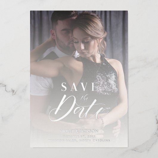 Modernes Transparentschreiben für Hochzeitsskripte Folieneinladung (Vorderseite)