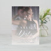 Modernes Transparentschreiben für Hochzeitsskripte Folieneinladung (Stehend vorne)