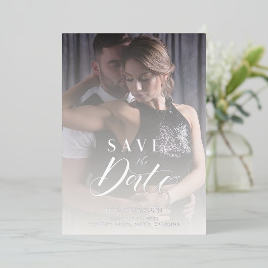 Modernes Transparentschreiben für Hochzeitsskripte Folieneinladung (Stehend vorne)