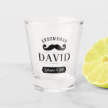 Modernes Trauzeuge Mustache Name Hochzeitsschuh-Gl Schnapsglas<br><div class="desc">Modernes Trauzeuge Mustache Name Hochzeitsschuh-Glas</div>