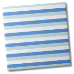 Modernes, trendiges, weißes, blaues Streifenmuster Fliese<br><div class="desc">Einfache moderne, Aquamarine, blaue Streifen Muster Keramik Fliesen. Verwenden Sie vertikal oder horizontal! Super süße kleine Streifen Druck mit coolen modernen aquamarin- und Babyblautfarben kontrastiert mit Weiß. Die Lage ist perfekt für einen Städtetrip. Ob Sie gewollt haben, diese Kachel als kleinen Untersetzer oder Trivet für einen Drink oder Teller zu...</div>