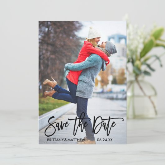 Modernes trendy Brush Script Couple Foto Save The Date (Stehend Vorderseite)