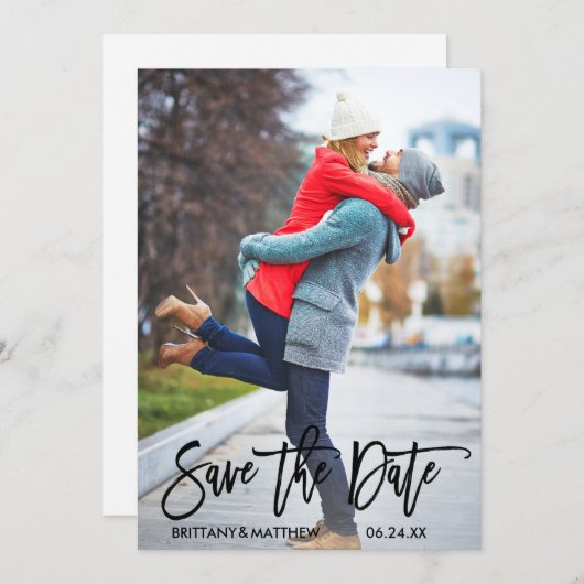 Modernes trendy Brush Script Couple Foto Save The Date (Vorne/Hinten)