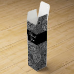 Modernes, trendy floral Muster Weinbox<br><div class="desc">Ein gewagtes, modernes Blumenmuster in Schwarz, Weiß und Grau. Elegant und elegant, ist diese Geschenkbox eine großartige Wahl für viele Anlässe - Geburtstage, Brautpartys, Hochzeiten, Jahrestage, Glückwünsche, vielen Dank und vieles mehr. Bearbeiten Sie den Text, um Ihren Anlass Anzug. Um Schriftart und Schriftart zu ändern, wählen Sie die Option "Anpassen"....</div>