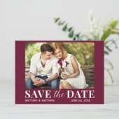 Modernes trendy Foto Burgundy Save The Date (Stehend Vorderseite)