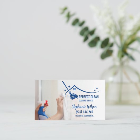 Modernes trendy House Reinigungsmädchen Janitorial Visitenkarte (Stehend Vorderseite)