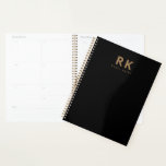 Modernes, trendy Minimalistisch Black Gold Two Mon Planer<br><div class="desc">Ein moderner und eleganter Zwei-Gramm-Planer in Schwarz und Gold. Mit einem lässigen minimalistisch fetten Serif-Schriftart Ihrer Initialen und Namen. Ein echtes klassisches und knuspriges,  aber trendiges und lässiges Ambiente. Perfekt als Geschenk für Mitarbeiter,  Kollegen,  Chef oder Profis.</div>