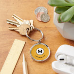 Modernes Trendy Monogram Schlüsselanhänger<br><div class="desc">Der mit Monogramm Rundtisch-Schlüsselanhänger ist mit einem hellen Senf-gelben Hintergrund ausgestattet. Der erste in einem Schwarz-Weiß-Monogramm-Medaillon mit dem Namen in der klassischen Blocktypografie in Weiß für einen beruflichen Look.</div>