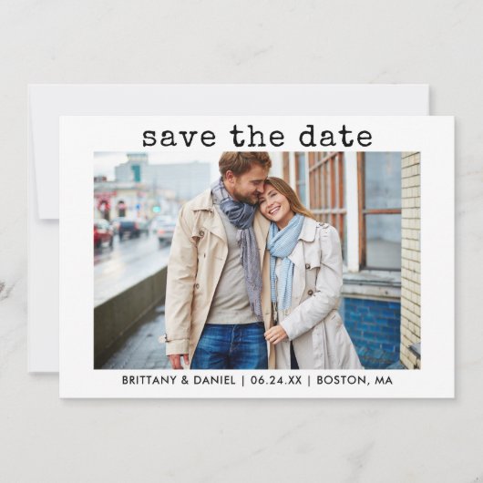Modernes, trendy Schreibmaschine Textpaar Foto Save The Date (Vorderseite)