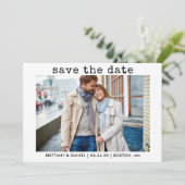 Modernes, trendy Schreibmaschine Textpaar Foto Save The Date (Stehend Vorderseite)