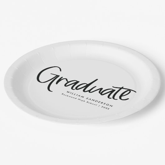 Modernes, trendy Script Black & White Abschluss Pappteller (Schrägansicht)