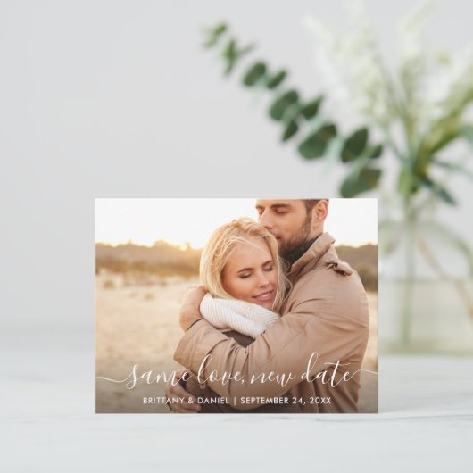 Modernes, trendy Script derselben Liebe Neues Date Postkarte (Stehend Vorderseite)