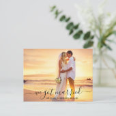 Modernes trendy Script-Foto Wir Got Verheiratet Postkarte (Stehend Vorderseite)