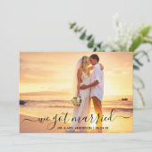 Modernes trendy Script-Foto Wir Got Verheiratete K Dankeskarte (Stehend Vorderseite)