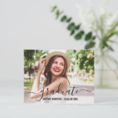 Modernes trendy Script Graduation Party Foto Einladungspostkarte (Stehend Vorderseite)
