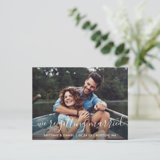 Modernes, trendy Script Save the Date heiraten Postkarte (Stehend Vorderseite)