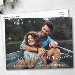 Modernes, trendy Script Save the Date heiraten Postkarte<br><div class="desc">Moderne moderne Kalligrafie Script Couple Foto Save the Date Wir bekommen Verheiratete Verlobung Ankündigung Postcard</div>