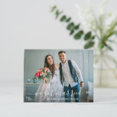 Modernes, trendy Script Wir Got Verheiratetes Foto Postkarte (Stehend Vorderseite)