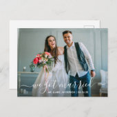 Modernes, trendy Script Wir Got Verheiratetes Foto Postkarte (Vorne/Hinten)