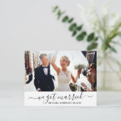 Modernes, trendy Script Wir Got Verheiratetes Foto Postkarte (Stehend Vorderseite)