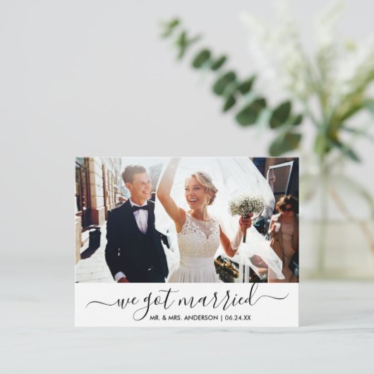 Modernes, trendy Script Wir Got Verheiratetes Foto Postkarte (Stehend Vorderseite)
