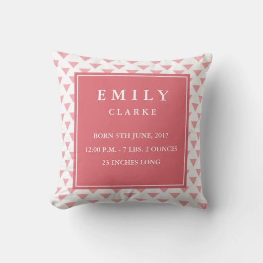 Modernes Triangle Baby Birth Announcement Pillow Kissen (Vorderseite)