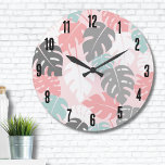 Modernes tropisches Muster Monsteras Große Wanduhr<br><div class="desc">Dieses moderne Monsteraplatt,  mit beruhigenden Pink-Farbtupfern versehen,  aquamarin (fast ein Meeresblau),  weiß und grau,  lädt zu einem Gefühl der Ruhe und zeitgenössischer Eleganz ein. Dieses Muster dient als stilvolle und vielseitige Ergänzung Ihres Lebens. Moderne Monsterer Moderne tropische Muster Große Uhr</div>