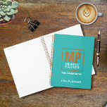 Modernes türkisfarbenes Copper-Mit Monogramm-Logo Planer<br><div class="desc">Machen Sie Ihre eigenen Büroaccessoires in aquamarin- oder Türkis, Kupfer und Weiß. Dieses mit Monogramm Logo ist modern, einfach und kühn. Es enthält 2 Buchstaben mit Namen am unteren Rand, alle in einem Quadrat. Personalisieren Sie Jahr und Titel für Ihren Planer, Terminkalender oder Terminplaner. Es ist beruflich, vielseitig und leicht...</div>