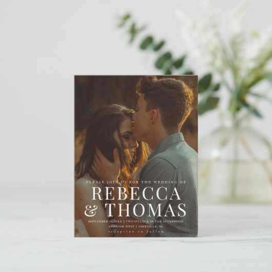 Modernes Type Overlay-Foto Einladungspostkarte (Stehend Vorderseite)