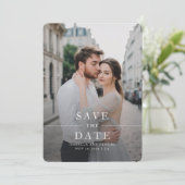 Modernes Typografie-Foto Hochzeitdatum Gerettet Einladung (Stehend Vorderseite)