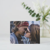 Modernes Typografie-Foto Save the Date Ankündigungspostkarte (Stehend Vorderseite)