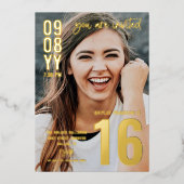 Modernes Typografie-Foto Sweet 16 Gold Folieneinladung (Vorderseite)