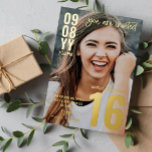 Modernes Typografie-Foto Sweet 16 Gold Folieneinladung<br><div class="desc">Goldfolien Typografie Sweet 16 Einladung personalisiert mit einem Foto,  das die gesamte Einladung abdeckt. Foto Sweet 16 Einladung mit modernen Goldfolie-Schriftart und einem trendigen Drehbuch. Mit einem stilvollen Goldfoliendesign erweckt das Auge 16 . Geburtstag Einladung.</div>