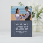 Modernes Typografie-Minimalistisches Hochzeitsszen Dankeskarte (Stehend Vorderseite)