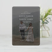 Modernes typografisches Foto überlagert Hochzeit Einladung (Stehend Vorderseite)