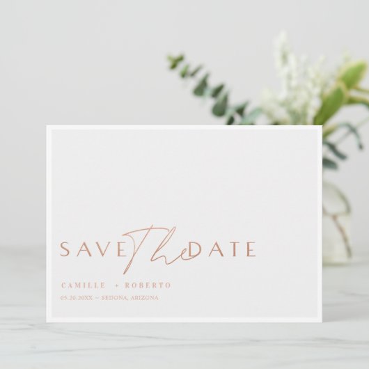 Modernes und elegantes Rose Blush Gold Script Save The Date (Stehend Vorderseite)
