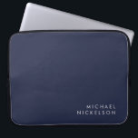 Modernes und minimales Dunkles Navy Blau | Name hi Laptopschutzhülle<br><div class="desc">Dieses berufliche,  moderne Design zeichnet sich durch einen hellweißen Text auf dunkelmarineblau-blauem Hintergrund aus.</div>