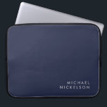 Modernes und minimales Dunkles Navy Blau | Name hi Laptopschutzhülle<br><div class="desc">Dieses berufliche,  moderne Design zeichnet sich durch einen hellweißen Text auf dunkelmarineblau-blauem Hintergrund aus.</div>