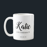 Modernes und minimales Typografisches Bridesmaid M Kaffeetasse<br><div class="desc">Unsere moderne, minimalistische und typografische Tasse ist ein Geschenk für Ihre Brautjungfrau. Der Name der Brautjungfrau ist ein zeitgenössischer Schriftart mit einem Pinselskript und einem Hochzeitsdatum. Auf der anderen Seite der Tasse befindet sich das Monogramm der Brautjungfrau, das in einem Imitat goldenes Herz platziert ist.</div>