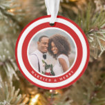 Modernes Verheiratetes und fröhliches Erstes Foto Ornament<br><div class="desc">Dieses stilvolle Weihnachtsschmuck ist perfekt für die frisch verheirateten Fotos,  die gemeinsam ihre ersten Weihnachten feiern! Es ist mit einem modernen Kreisrahmen in rot und weiß ausgestattet. Text-Vorlagen sind zur Personalisierung auf der Rückseite enthalten.</div>