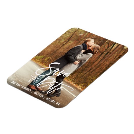 Modernes Verlobung für Pinselskripte Save the Date Magnet (Linke Seite)