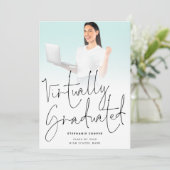 Modernes virtuell abgestuftes Foto 2022 Abschluss Ankündigung (Stehend Vorderseite)