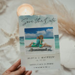 Modernes Watercolor Ocean Beach Foto Save the Date<br><div class="desc">Modernes Watercolor Ocean Beach Foto Save the Date - Ein wunderschönes Aquarell Save the Date mit türkisfarbenem Ozean und weißem Sandstrand. Auf der Rückseite des Save the Date finden Sie ein Foto des glücklichen Paares und einen QR-Code,  der zu Ihrer Hochzeitswebsite führt.</div>