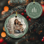 Modernes Wavy Frame Foto Sage Green Keramik Ornament<br><div class="desc">Mit unserem Modern Wavy Frame Family Foto-Ornament können Sie Ihren Baum mit Charme bereichern! Niedliche Weise grün Weihnachtsbaum Design & Custom Text!</div>