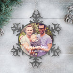 Modernes Weihnachtsskript Custom Family Foto Schneeflocken Zinn-Ornament<br><div class="desc">Stilvolle Foto-Ornament-Gestaltung für die Ferien bietet Ihr Lieblingsbild mit fröhlichen Weihnachtsstexten in modernen, gebürsteten Schriftzeichen. Personalisieren Sie den benutzerdefinierten Text mit Ihrem Nachnamen oder Familiennamen und dem Jahr. Ein einfaches Muster weißer Winterschneeflocken zieht den Rücken des Ornaments hoch. Tipp für Fotos: Foto in quadratisches Format schneiden, bevor es in die...</div>