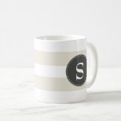 Modernes Weiß, Taupe, Schwarzes Monogramm Kaffeetasse (VorderseiteRechts)