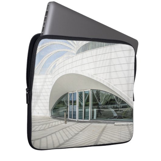 Modernes, weißes Gebäude Laptopschutzhülle (Vorne Rechts)