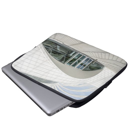 Modernes, weißes Gebäude Laptopschutzhülle (Vorne Knopf)